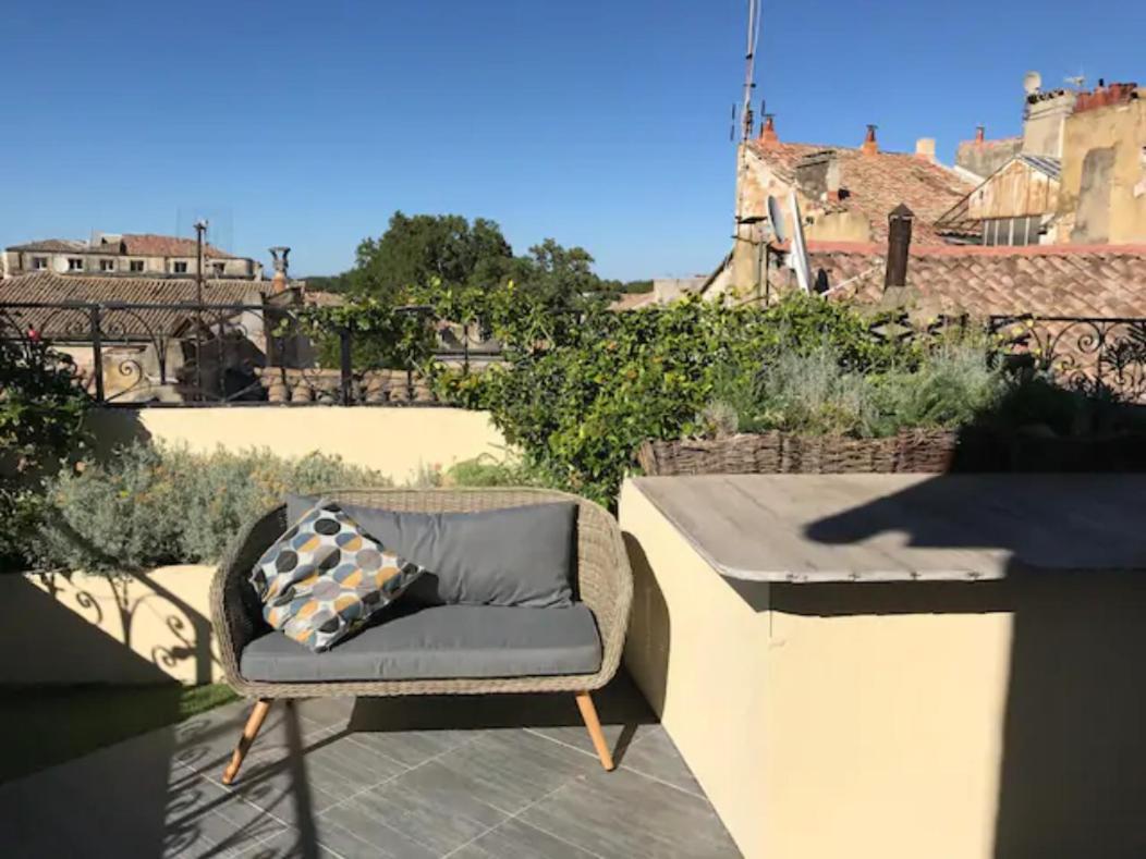 MAGNIFIQUE APPARTEMENT DE CHARME AVEC VUE SUR LE PALAIS DES PAPES À AVIGNON WiFI GRATUIT Esterno foto