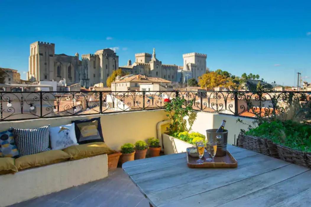 MAGNIFIQUE APPARTEMENT DE CHARME AVEC VUE SUR LE PALAIS DES PAPES À AVIGNON WiFI GRATUIT Esterno foto
