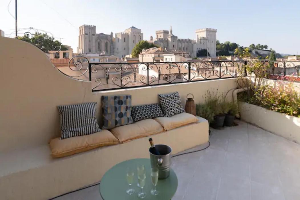 MAGNIFIQUE APPARTEMENT DE CHARME AVEC VUE SUR LE PALAIS DES PAPES À AVIGNON WiFI GRATUIT Esterno foto