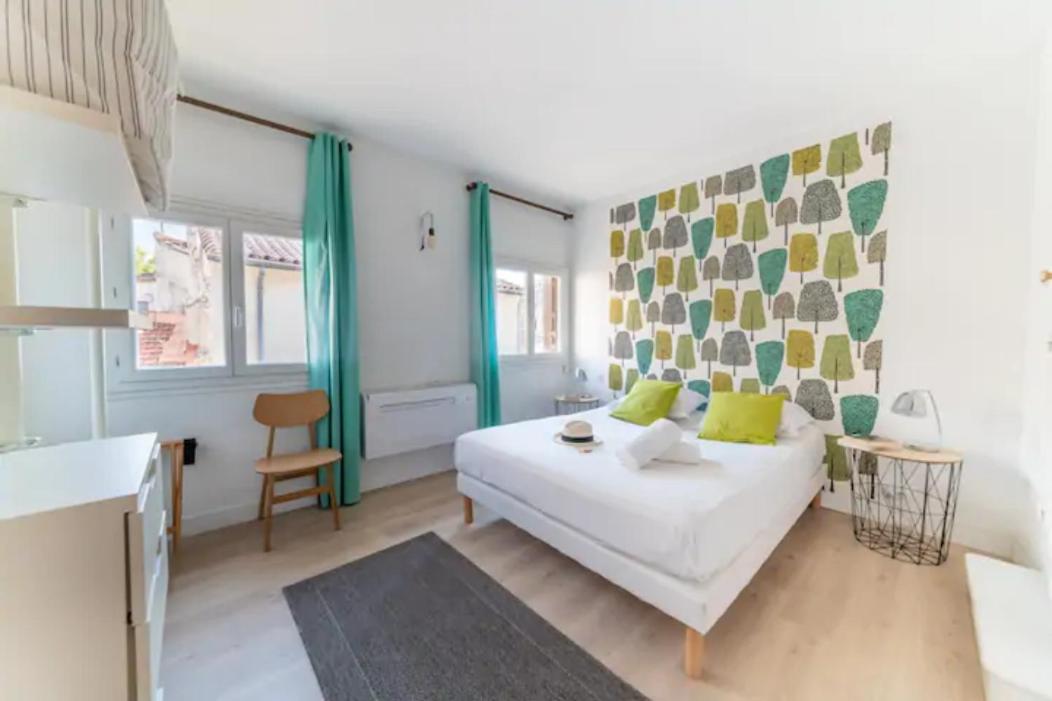 MAGNIFIQUE APPARTEMENT DE CHARME AVEC VUE SUR LE PALAIS DES PAPES À AVIGNON WiFI GRATUIT Esterno foto
